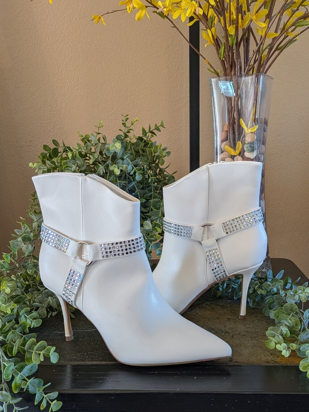 NWT! Thalia Sodi Booties in WHITE / RHINESTONE Size 9M